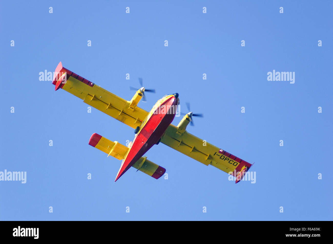 Bombardier/Canadair CL-415 de la mer l'incendie Plan de la protezione Civile italienne au cours d'une mission de lutte contre les incendies dans la région de Ligurie. Banque D'Images