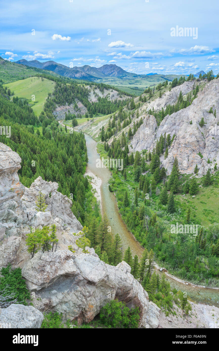 falaises au-dessus de la rivière dearborn le long du front de montagne rocheux près d'augusta, montana Banque D'Images