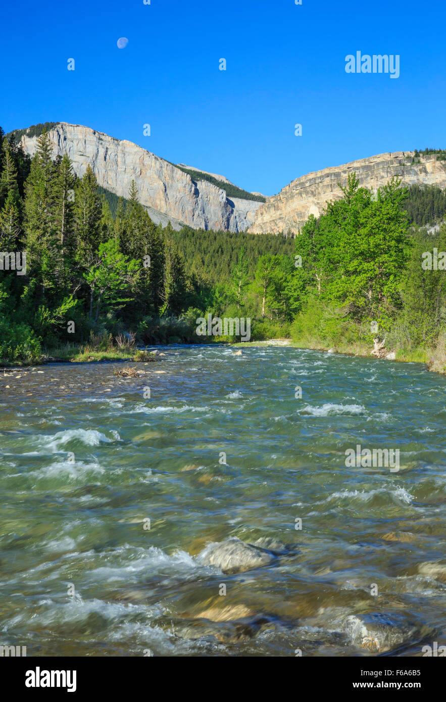 lune au-dessus de la fourche nord teton rivière le long de la montagne rocheuse front près de choteau, montana Banque D'Images