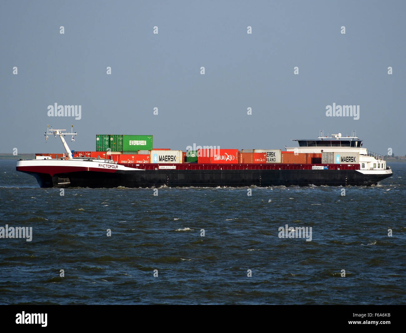 Le « Factofour » (ENI 02330686) est un porte-conteneurs amarré à Zandvlietsluis dans le port d'Anvers. Elle est impliquée dans le transport de diverses marchandises telles que le pétrole, le charbon, le gaz et les marchandises diverses. L’infrastructure du port comprend des grues et des installations de stockage pour la manutention d’un large éventail de cargaisons, ce qui en fait un centre essentiel pour la logistique internationale. Banque D'Images