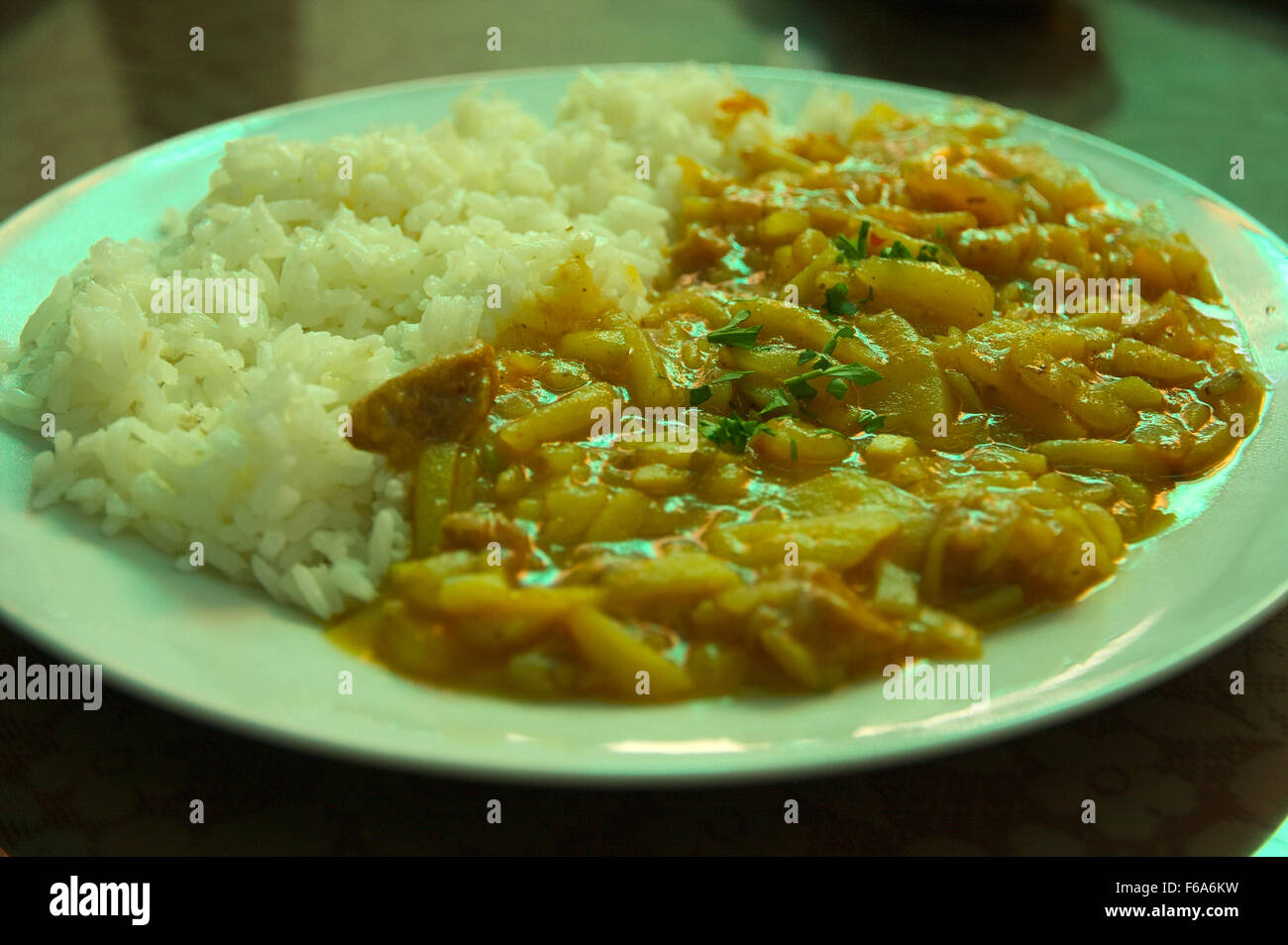 La nourriture typique péruvienne : riz au poulet et pommes de terre Banque D'Images