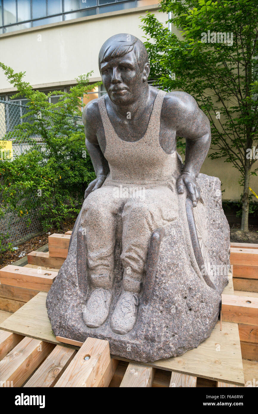 Sculpture, Rick Hansen en attente d'installation, de l'Hôpital général de Vancouver, Vancouver, Colombie-Britannique, Canada Banque D'Images