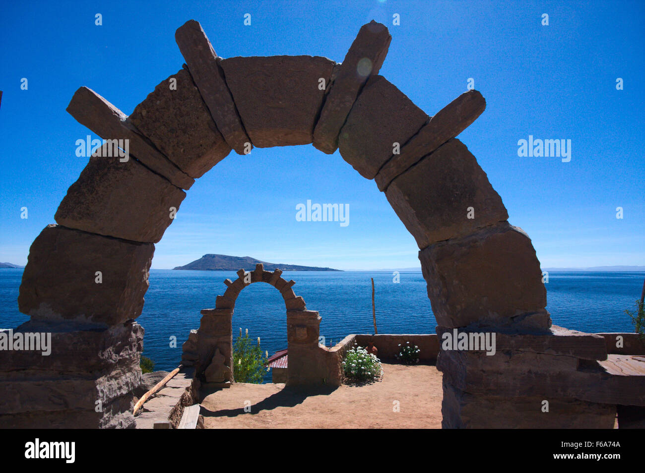 L'île de Taquile arches et lac Titicaca Banque D'Images