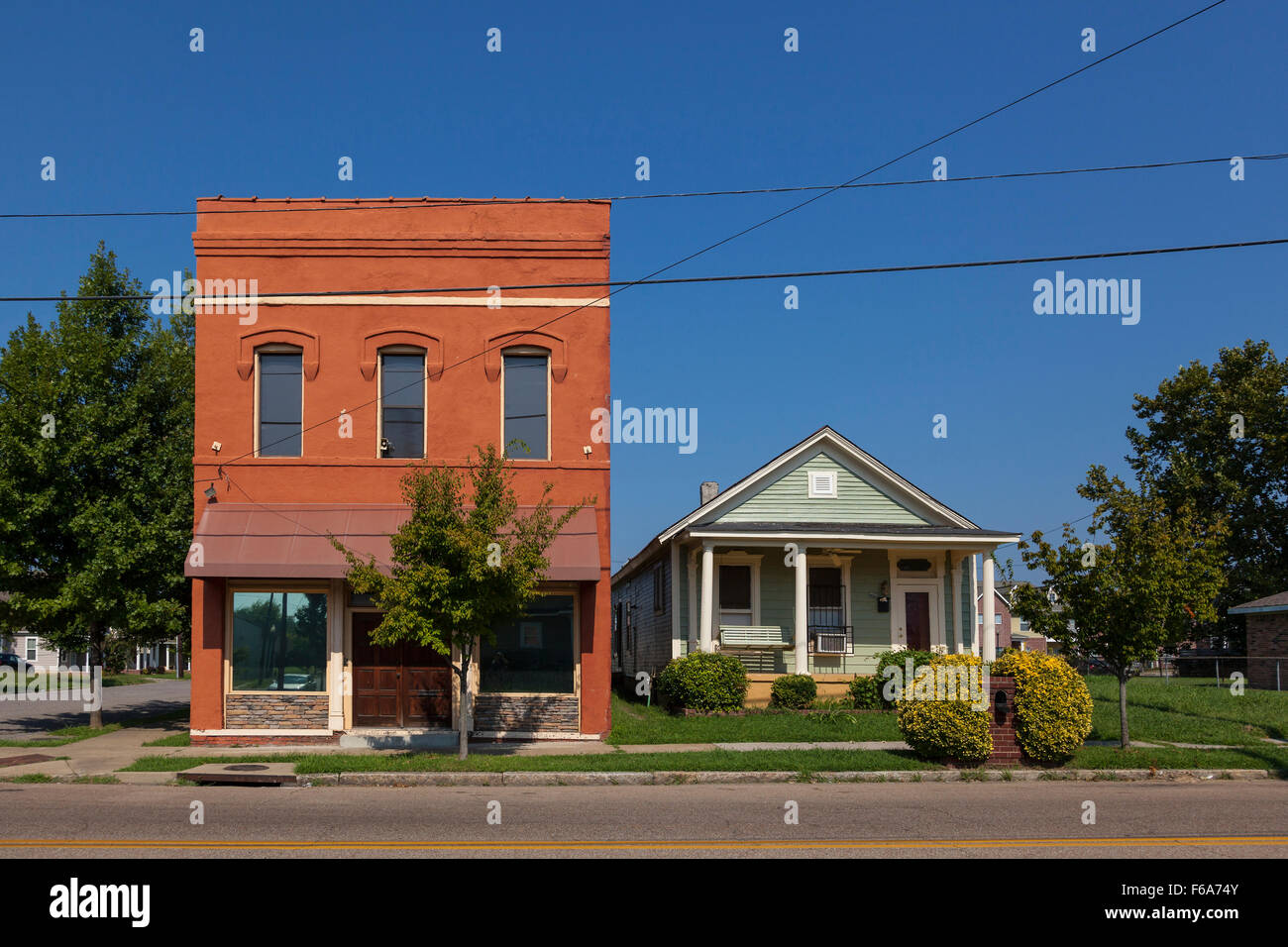 Maisons dans une rue de banlieue, à Memphis, Tennessee, États-Unis Banque D'Images
