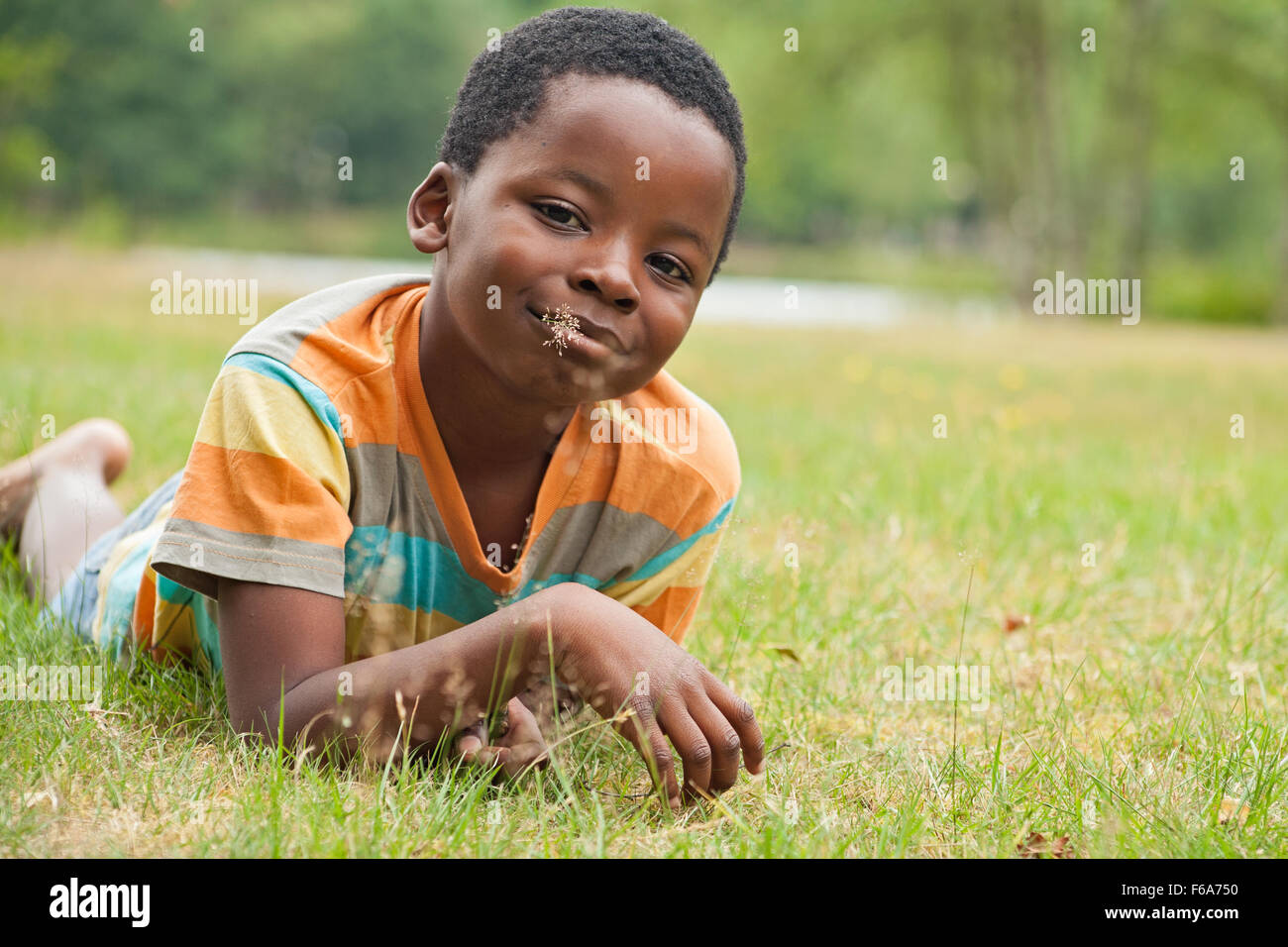 African boy est relacing dans l'herbe Banque D'Images