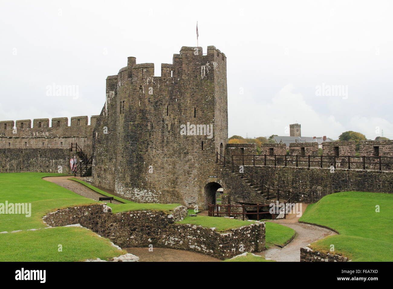 Monkton Tower et poterne, Château de Pembroke Dyfed, Pembrokeshire, Pays de Galles, Grande-Bretagne, Royaume-Uni, Europe, Royaume-Uni Banque D'Images