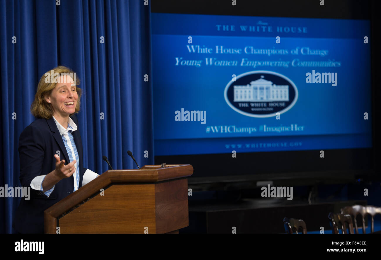 Megan Smith, Directeur de la technologie de l'United States, parle à la jeune femme l'autonomie des communautés : les champions de l'événement Change le Mardi, 15 septembre 2015 à l'Eisenhower Executive Office Building à Washington, DC. Les champions du changement a été créé par la Maison Blanche pour reconnaître les individus "faire des choses extraordinaires pour habiliter et d'inspirer les membres de leurs communautés." Crédit photo : NASA/Aubrey Gemignani). Banque D'Images