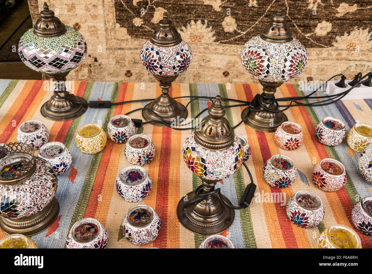 Une sélection de plats traditionnels et de mosaïques anciennes lampes de table. Image prise en Grèce Banque D'Images