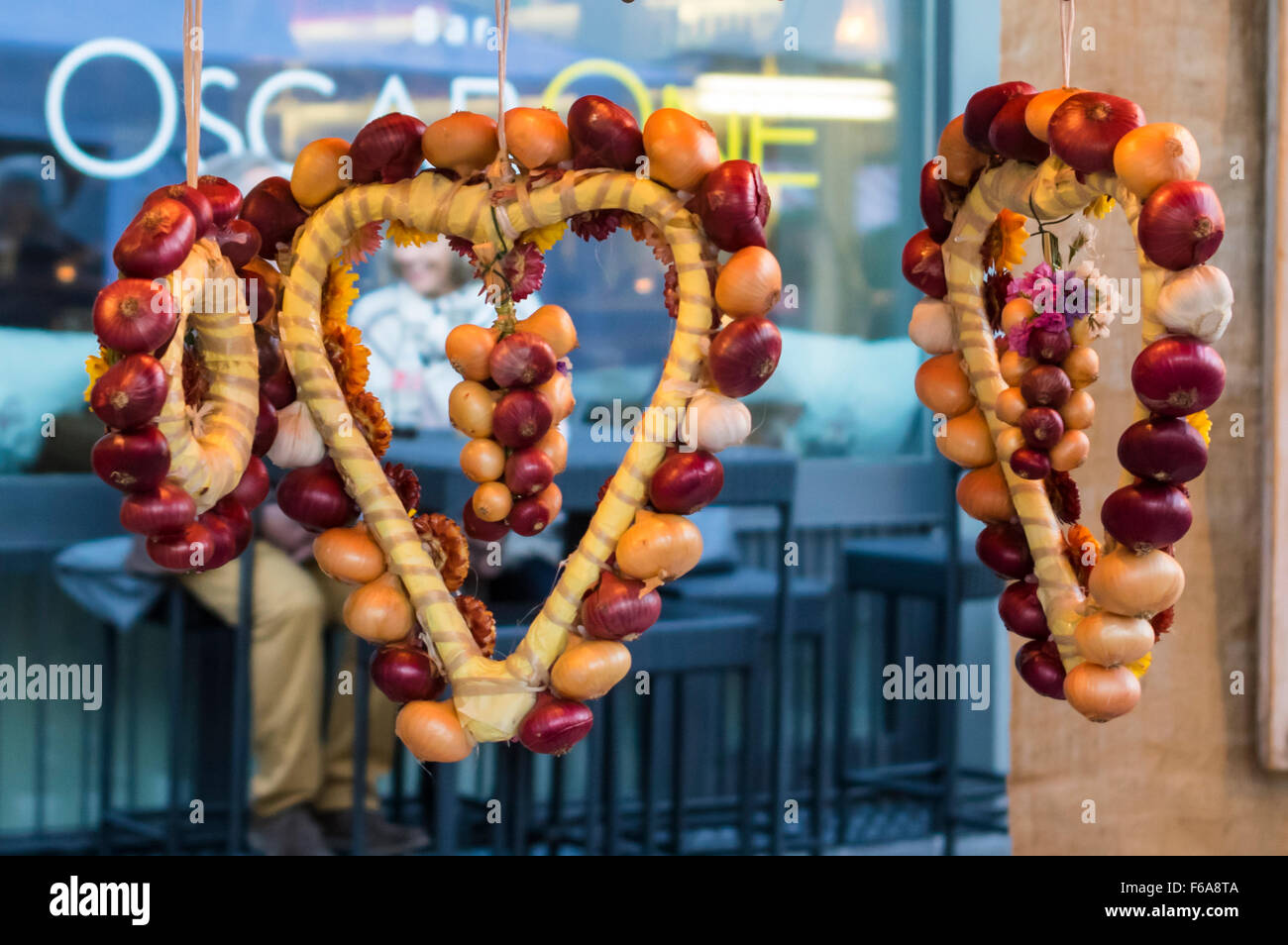 Plusieurs cœurs, faite d'oignons de couleur différente en vente sur un marché de producteurs à Aarau, Argovie, Suisse. Banque D'Images
