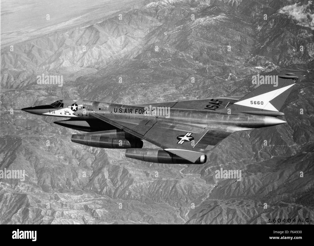 Le B-58 Hustler, un bombardier stratégique supersonique, montré en vol. Le B-58 a été le premier bombardier opérationnel capable de voler à Mach 2, et il a joué un rôle clé dans la dissuasion nucléaire de l'US Air Force pendant la guerre froide. Banque D'Images