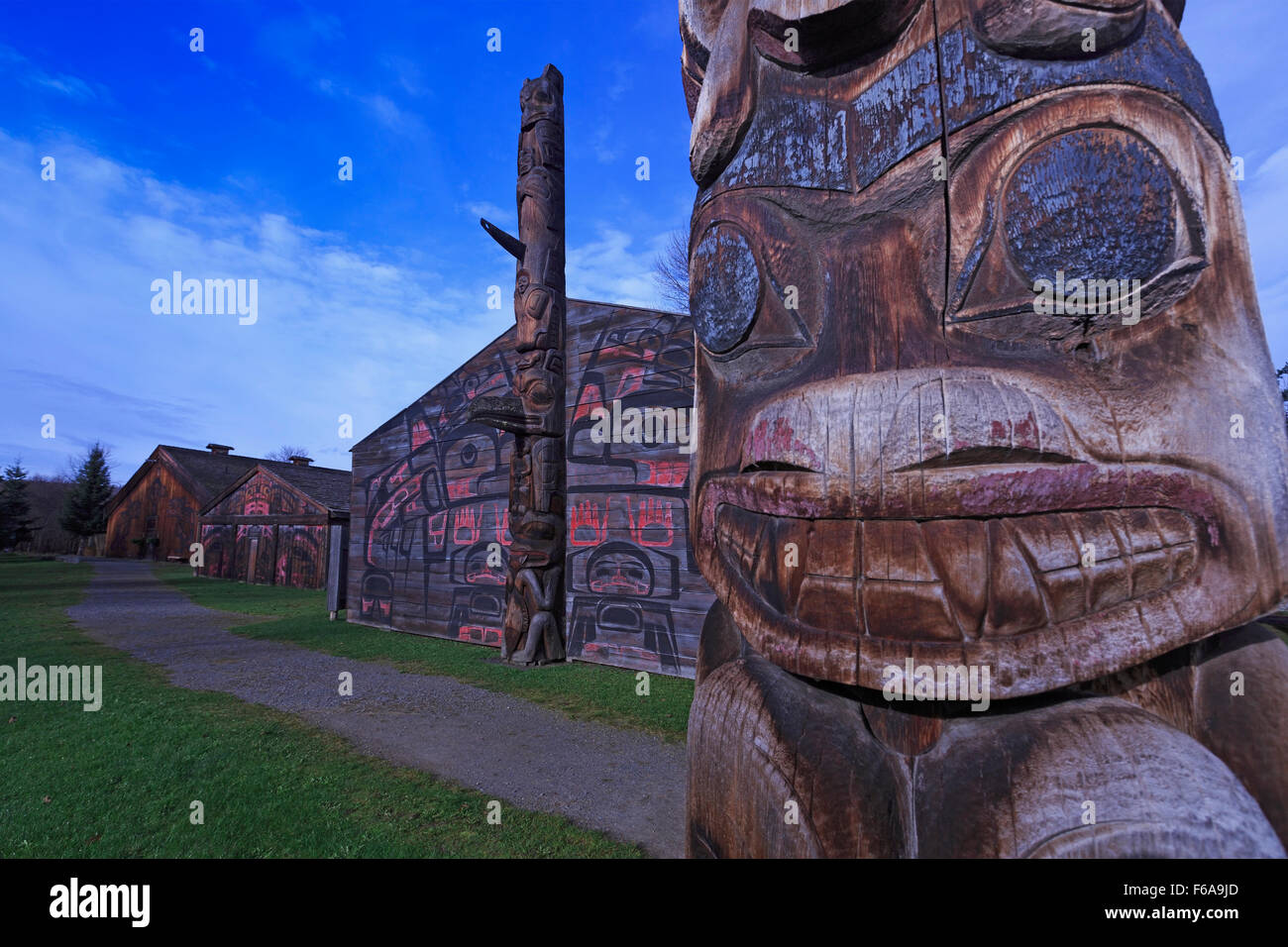 Totem et maisons à Ksan Historical Village and Museum, Hazelton, en Colombie-Britannique Banque D'Images