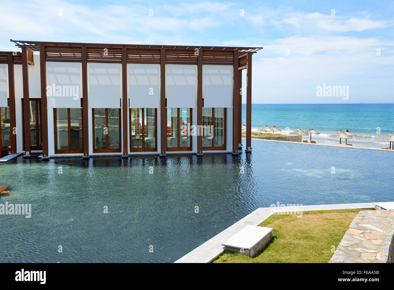 Le restaurant et la piscine près de la plage à l'hôtel de luxe, Crète, Grèce Banque D'Images