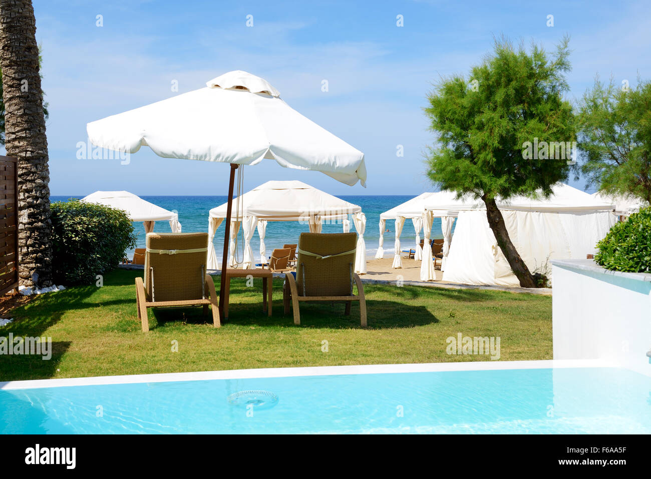 Piscine de la villa de luxe et plage, Crète, Grèce Banque D'Images