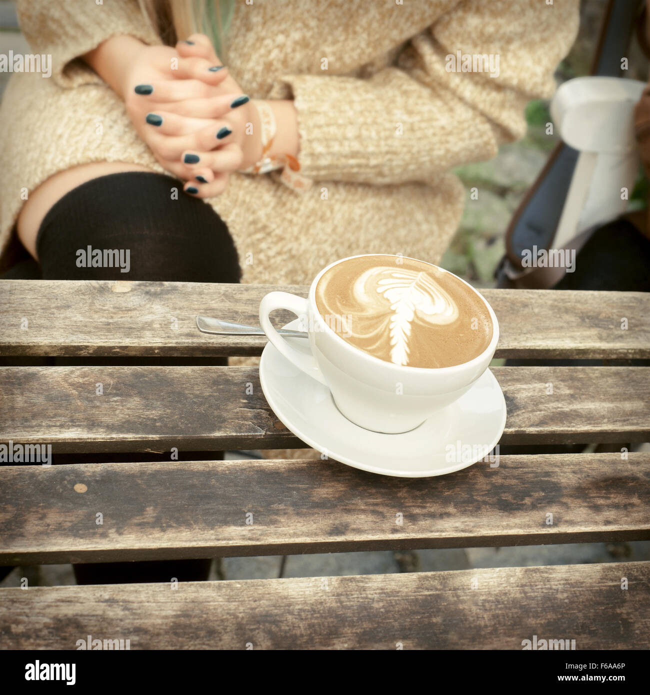 Tasse de café latte sur une table en bois Banque D'Images