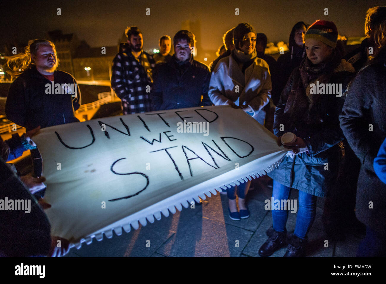 Aberystwyth, Pays de Galles, Royaume-Uni. 15 Nov, 2015. Un groupe d'étudiants de l'université d'Aberystwyth tenir une veillée aux chandelles émotionnel sur les marches de la ville emblématique du monument aux morts, à la mémoire de tous ceux qui ont été tués dans les attaques terroristes de Paris 13 novembre 2015 Crédit photo : Keith Morris / Alamy Live News Banque D'Images