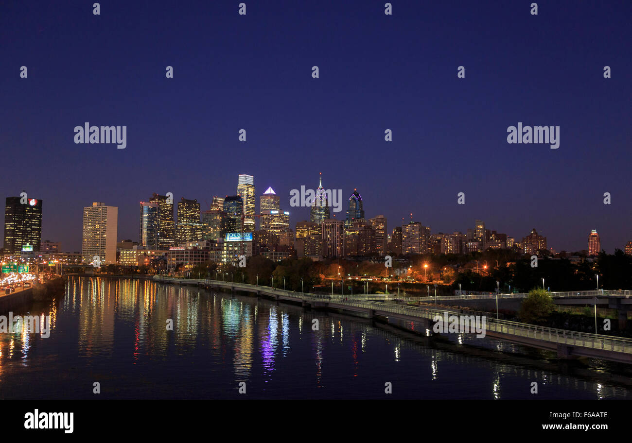 Philadelphia Skyline avec Schuylkill River Park Promenade, Philadelphie , Pennsylvania Banque D'Images