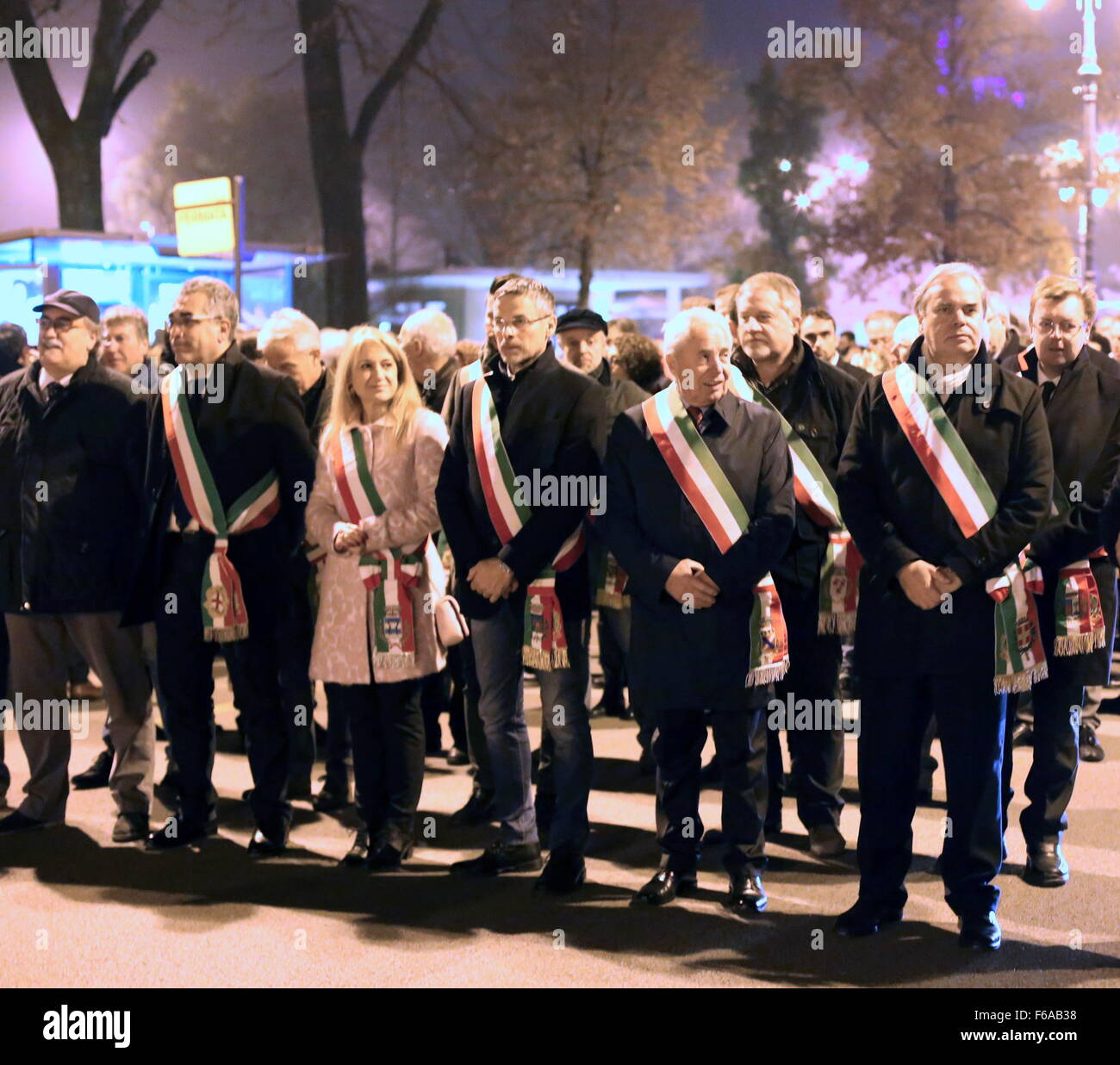 Vicenza, Italie, le 15 Nov, 2015. Achille variati Maire Ville de Vicence et d'autres maires de la province avec beaucoup de gens marchant à la mémoire des victimes des attaques terroristes à Paris le 14 novembre Crédit : FC Italie/Alamy Live News Banque D'Images