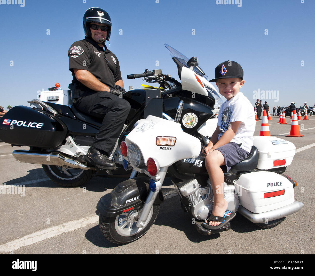 Huntington Beach, Californie, USA. Sep 10, 2014. Bailor Reed résident Fullerton, 4, est sorti pour regarder papa ish, Fullerton Motor, Steve Bailor, concurrencer le mercredi après-midi. ---- Le comté d'Orange l'Association des agents de la circulation ont tenu leur assemblée annuelle 2014 au rodéo moteur Huntington State Beach Park à Huntington Beach le mercredi 10 septembre 2014. Tous les jours de l'événement en vedette les talents de moto de plus de 100 agents de moteur de police de tout le sud de la Californie, y compris la California Highway Patrol, le Département de la police de Los Angeles et à l'Orange County Sheriff's Depar Banque D'Images