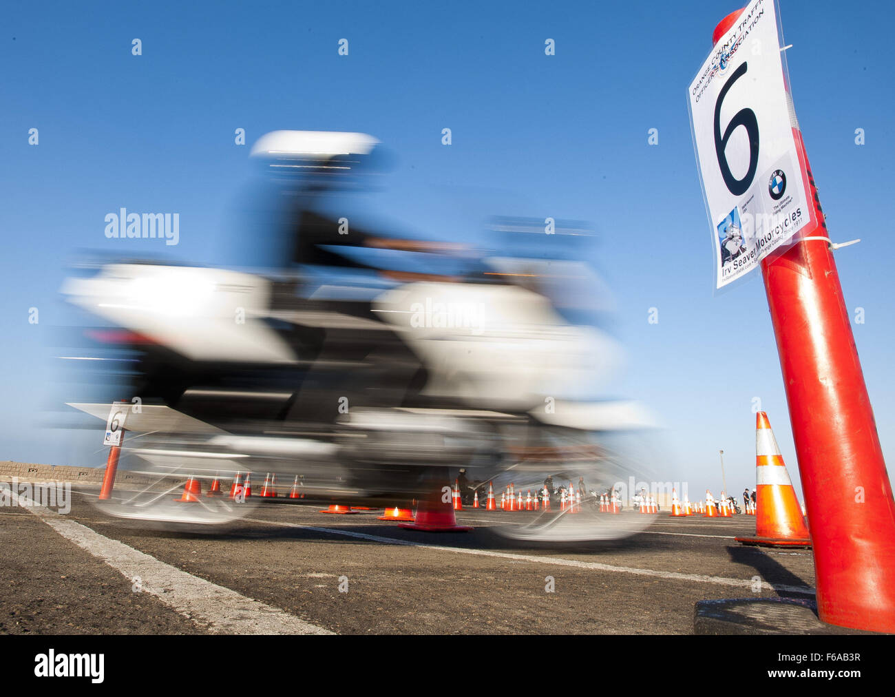 Huntington Beach, Californie, USA. Sep 10, 2014. Les agents d'un moteur fait un exercice pratique à travers 6 tôt mercredi matin. Le Comté d'Orange l'Association des agents de la circulation ont tenu leur assemblée annuelle 2014 au rodéo moteur Huntington State Beach Park à Huntington Beach le mercredi 10 septembre 2014. Tous les jours de l'événement en vedette les talents de moto de plus de 100 agents de moteur de police de tout le sud de la Californie, y compris la California Highway Patrol, le Département de la police de Los Angeles et à l'Orange County Sheriff's Department avec Huntington Beach et Costa Mesa Poli Banque D'Images