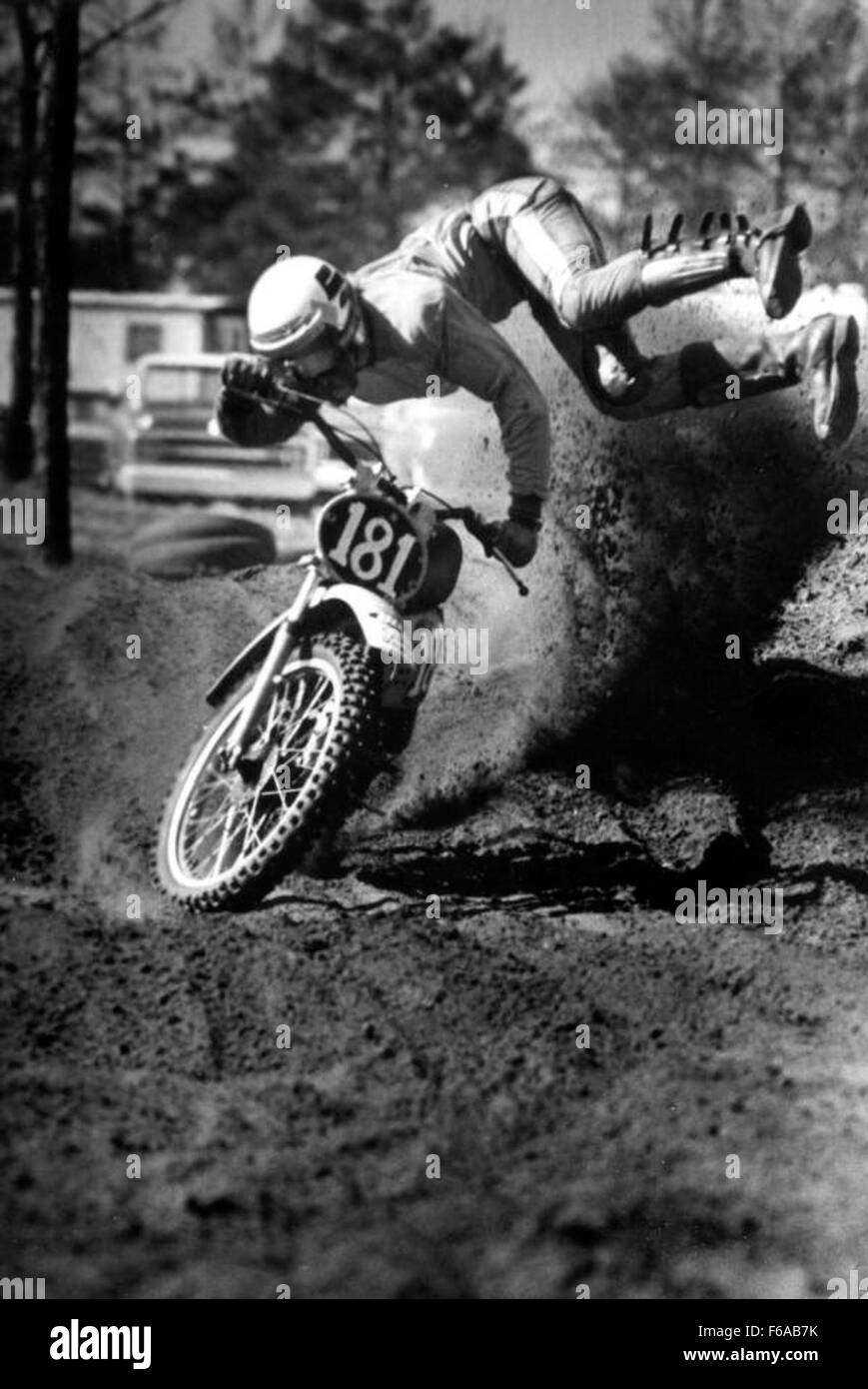 Un coureur de moto en compétition en Floride, mettant en valeur la vitesse et les compétences sur la piste dans un environnement de course compétitif. Banque D'Images