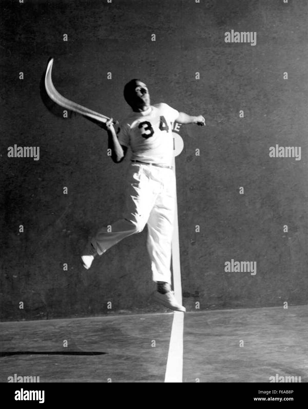 Une photographie montrant des joueurs en action à un fronton JAI alai à Tampa. Le JAI alai, un sport basque traditionnel, était autrefois une attraction populaire aux États-Unis avant son déclin. Le Tampa fronton a été l'un des sites remarquables pour ce match rapide. Banque D'Images