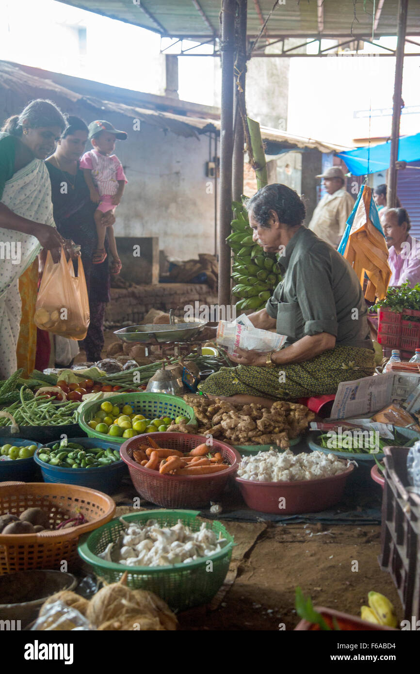 VARKALA, INDE - Le 18 octobre 2015 : personnes non identifiées sur le marché l'achat et la vente de produits de l'agriculture. Kerala produit Banque D'Images