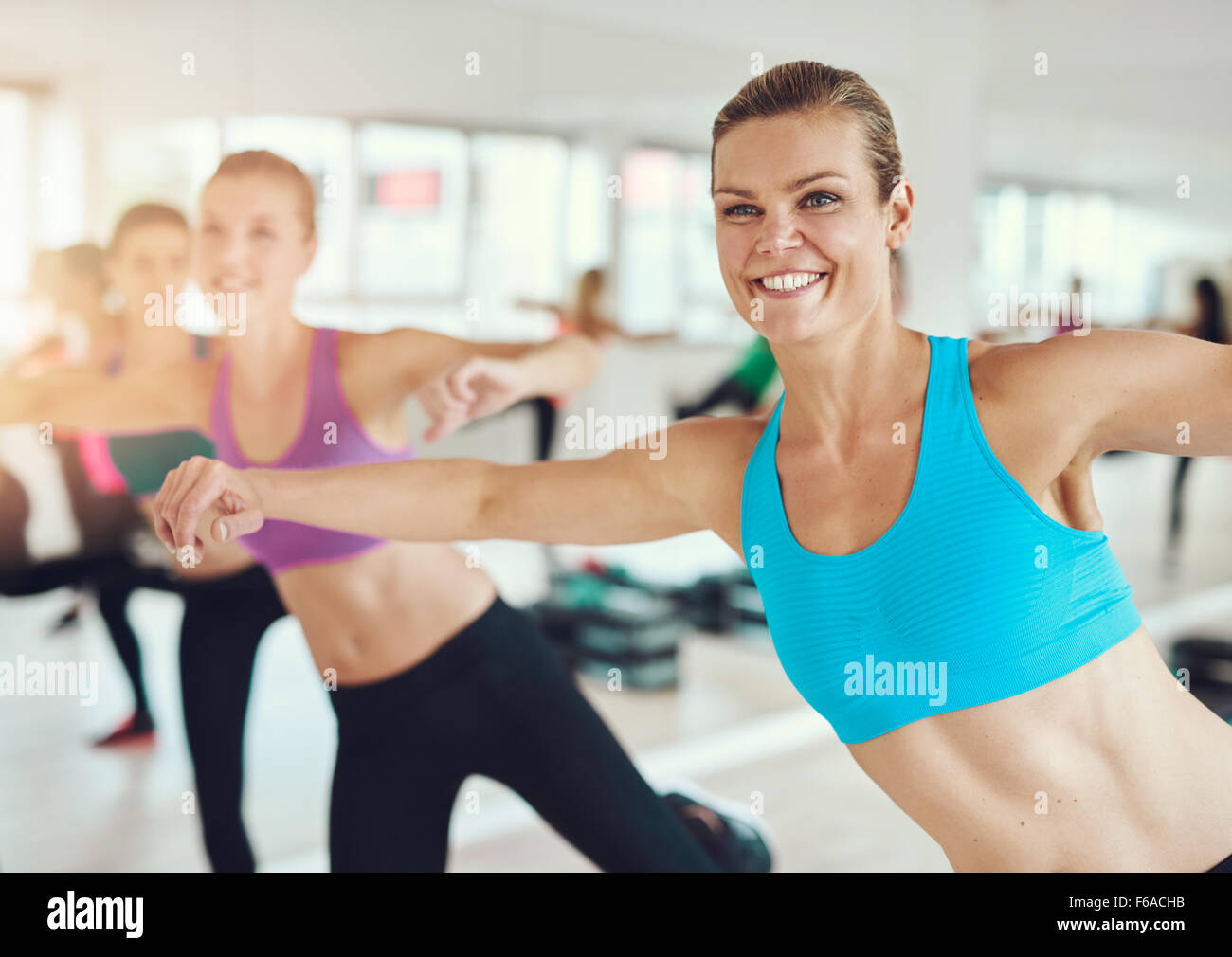 Fitness, sport, formation, sport et vie concept - group of smiling people l'exercice dans la salle de sport Banque D'Images