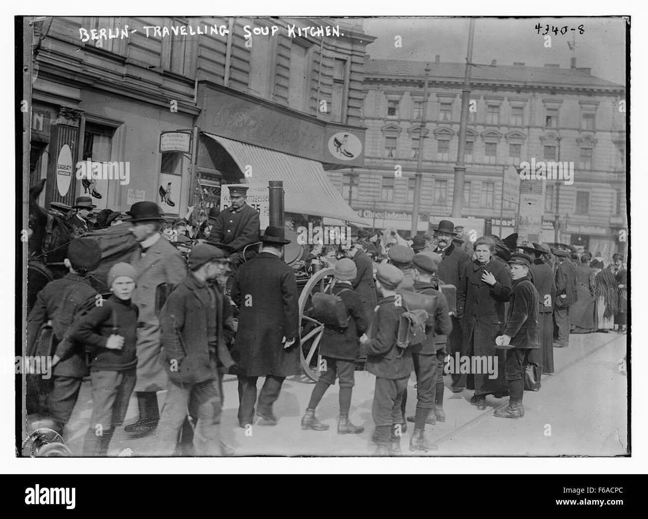 Une image historique de Berlin montrant une soupe populaire, probablement installée pendant une période de difficultés économiques ou de reprise après-guerre. Banque D'Images