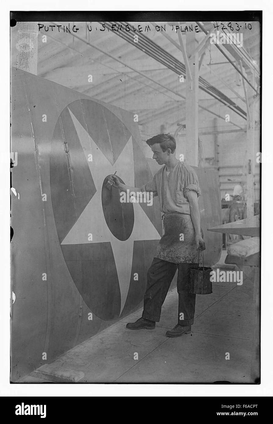 Le processus consistant à placer l'emblème des États-Unis sur les avions militaires symbolise la fierté et l'identité nationales. L'emblème, souvent un drapeau ou un sceau, est appliqué dans le cadre du marquage officiel de l'avion, qui l'identifie comme une pièce d'équipement militaire américain et est un symbole de la puissance de la nation et de la présence mondiale. Banque D'Images