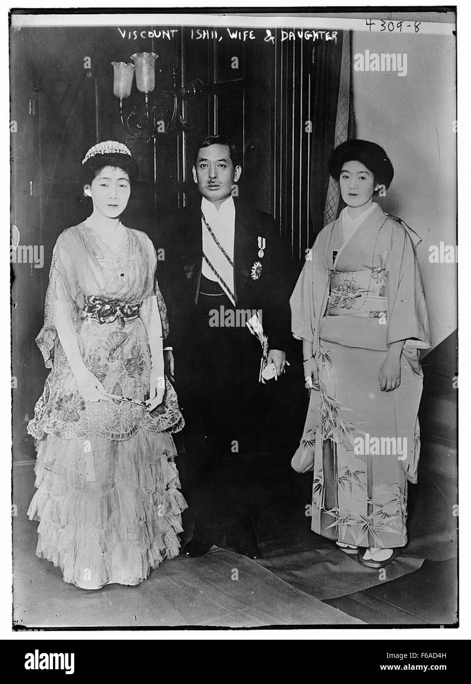 Le vicomte Ishii est photographié avec sa femme et sa fille. Cette photographie capture un moment familial du début du XXe siècle, mettant en évidence le rôle de la famille Ishii dans la noblesse et les milieux sociaux japonais. Banque D'Images