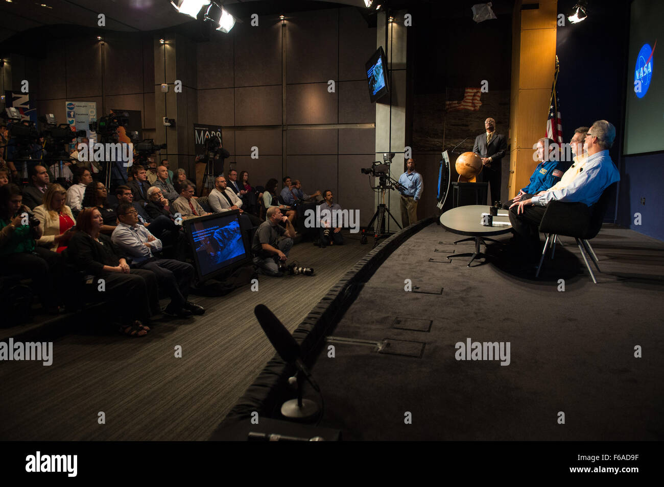 Les panélistes, de gauche à droite, John Grunsfeld, administrateur associé de la NASA, mission de la science ; Jim Green, directeur de la science planétaire, la NASA ; et Michael Meyer, scientifique en chef, Programme d'exploration de Mars, la NASA, la parole lors d'un point de presse annonçant la présence d'eau sur Mars le lundi 28 septembre 2015 au siège de la NASA à Washington, DC. Les résultats sont présentés cette semaine à l'European Planetary Science Congress en France et sont détaillées dans un document de recherche intitulé, 'Spectral pour preuve les sels hydratés en saumure de saison s'écoule sur Mars." Crédit photo : NASA/Aubrey Gemignani) Banque D'Images