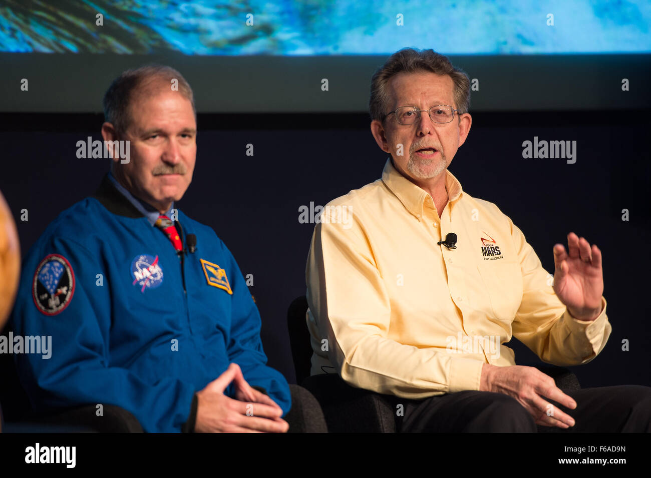 Jim Green, directeur de la science planétaire, la NASA, répond aux questions des médias à un point de presse annonçant la présence d'eau sur Mars le lundi 28 septembre 2015 au siège de la NASA à Washington, DC. Les résultats sont présentés cette semaine à l'European Planetary Science Congress en France et sont détaillées dans un document de recherche intitulé, 'Spectral pour preuve les sels hydratés en saumure de saison s'écoule sur Mars." Crédit photo : NASA/Aubrey Gemignani) Banque D'Images