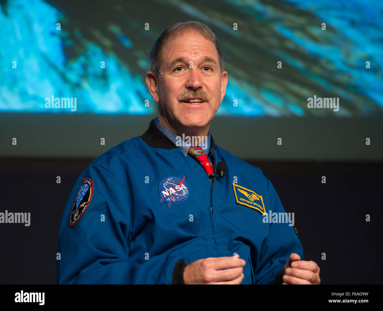 John Grunsfeld, administrateur adjoint, science mission, NASA, répond aux questions des médias après un point de presse annonçant la présence d'eau sur Mars le lundi 28 septembre 2015 au siège de la NASA à Washington, DC. Les résultats sont présentés cette semaine à l'European Planetary Science Congress en France et sont détaillées dans un document de recherche intitulé, 'Spectral pour preuve les sels hydratés en saumure de saison s'écoule sur Mars." Crédit photo : NASA/Aubrey Gemignani) Banque D'Images