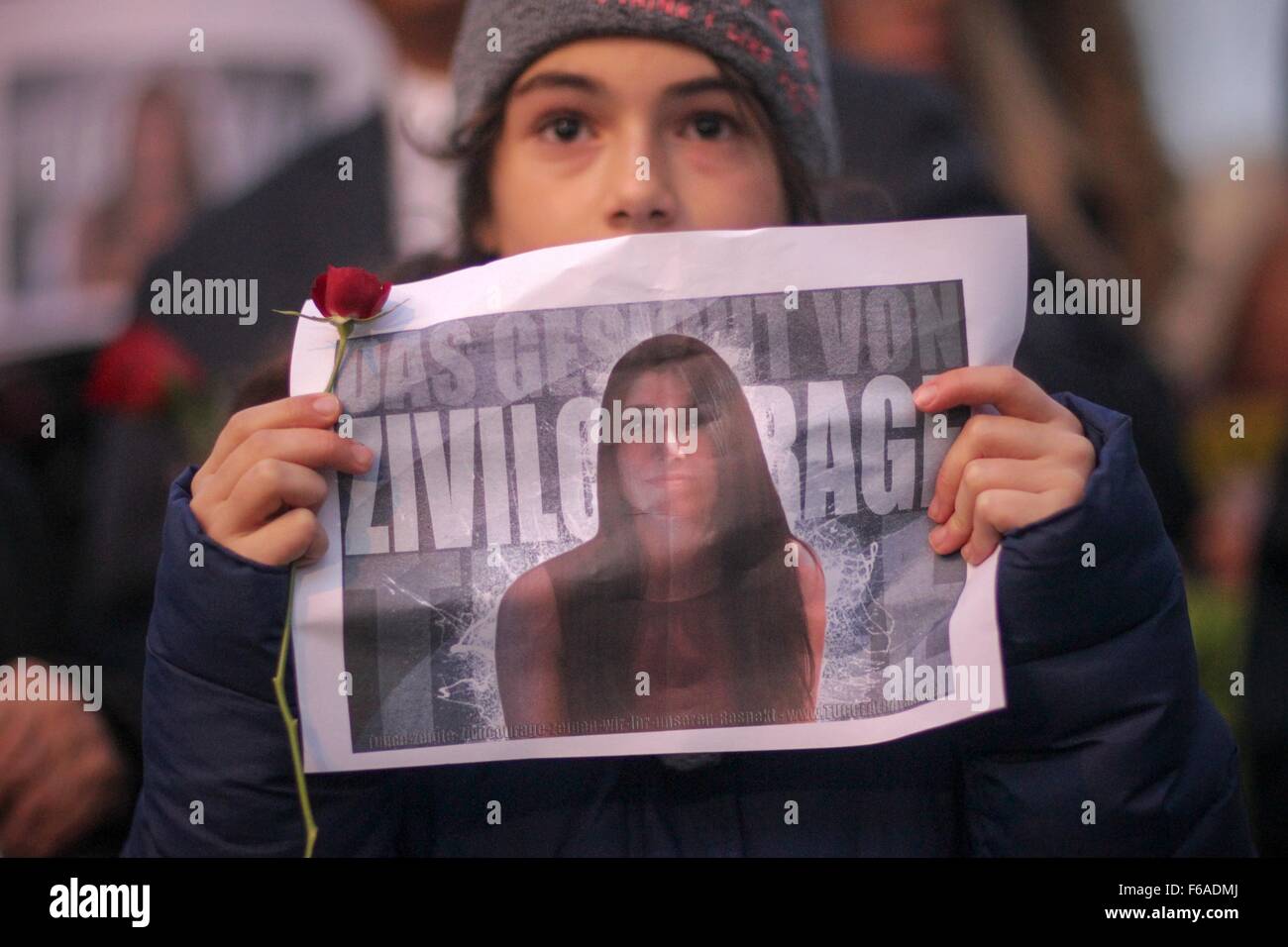 Une femme tenant une pancarte avec une photo de l'assassiné Tugce Albayrak  qui se lit "Zivilcourage" (lt : courage civil) prend part à une veillée en  face d'un restaurant McDonald's à Offenbach,