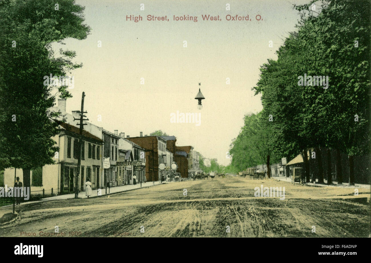 Cette image de High Street, regardant vers l'ouest à Oxford, Ohio, met en valeur la vie commerciale et résidentielle de la région. Il comprend des boutiques, des magasins et la scène de rue animée qui caractérise l'environnement dynamique de la ville. Banque D'Images