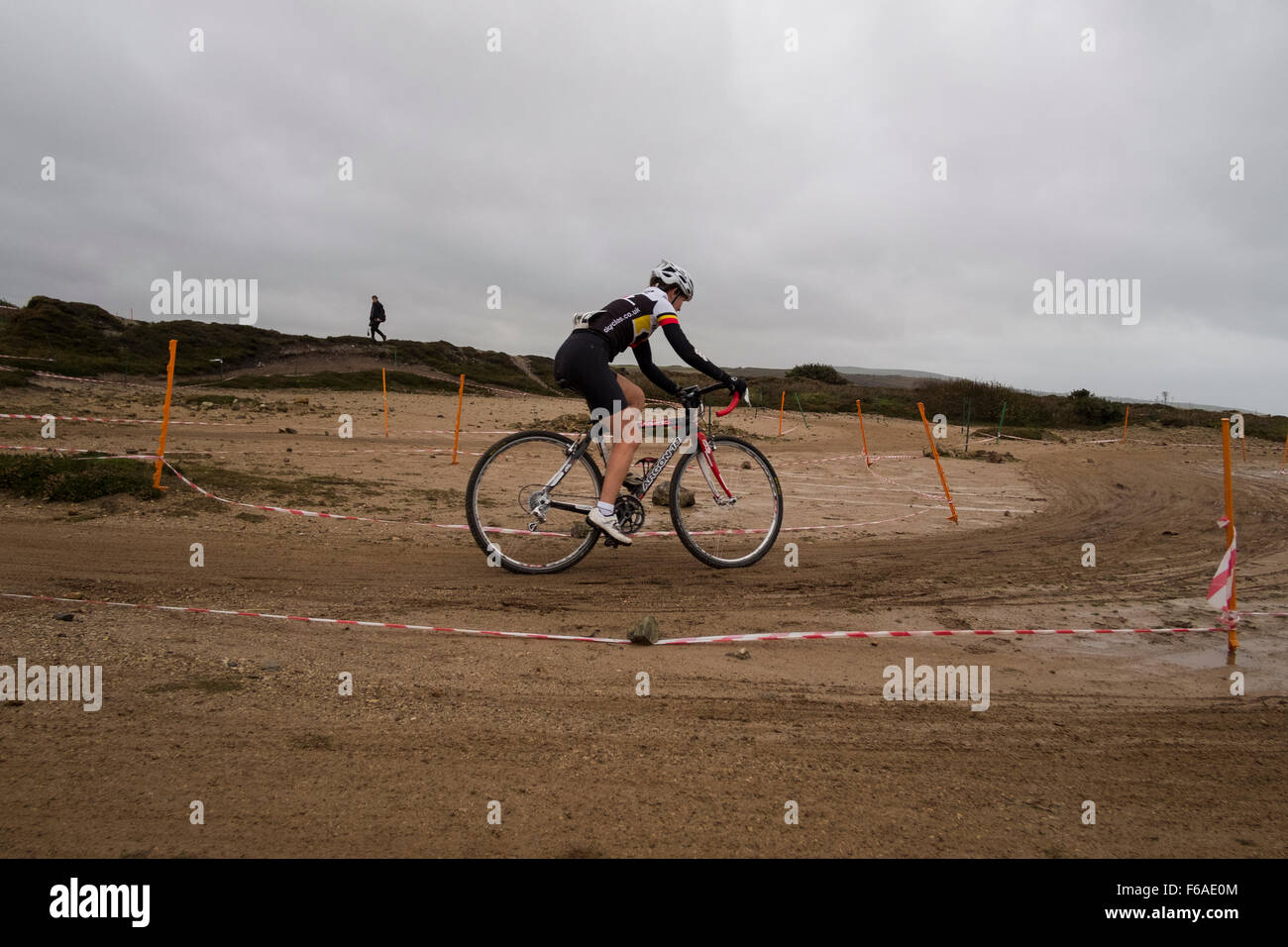 Au cours des rondes 8 rider masculins de la 2015 / 16 Sud Ouest Ligue cyclo-cross - Pavé Velo, Broad Oak Aviation, Cornwall 15/11/15 Banque D'Images