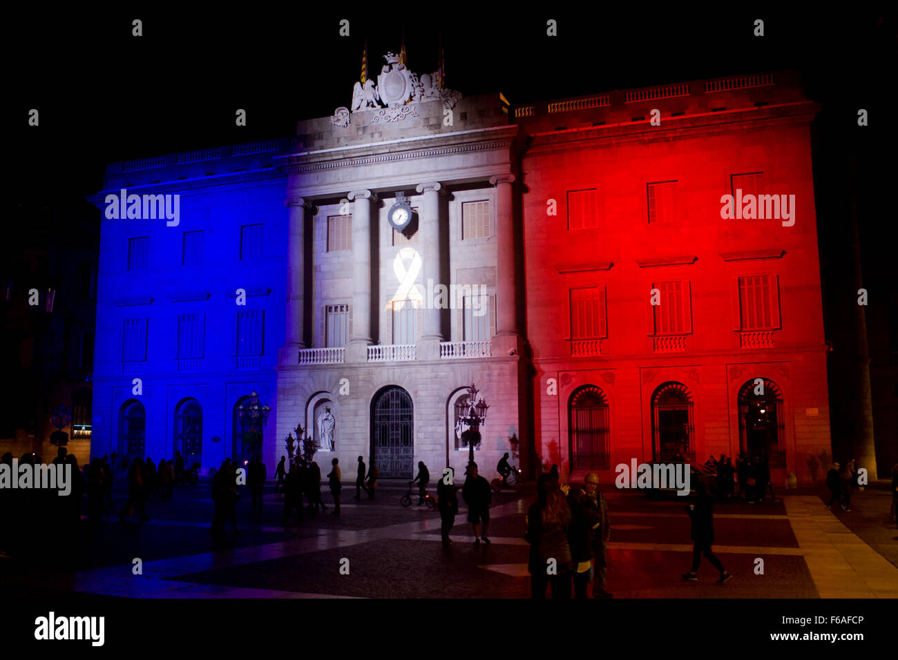 Barcelone, Catalogne, Espagne. 15 Nov, 2015. Sur ce 15 novembre, 2015, la façade de l'immeuble de la mairie de Barcelone apparaît éclairée par les couleurs du drapeau français tenue à Paris hommage aux victimes des attaques terroristes sur les 13 novembre. © Jordi Boixareu/ZUMA/Alamy Fil Live News Banque D'Images