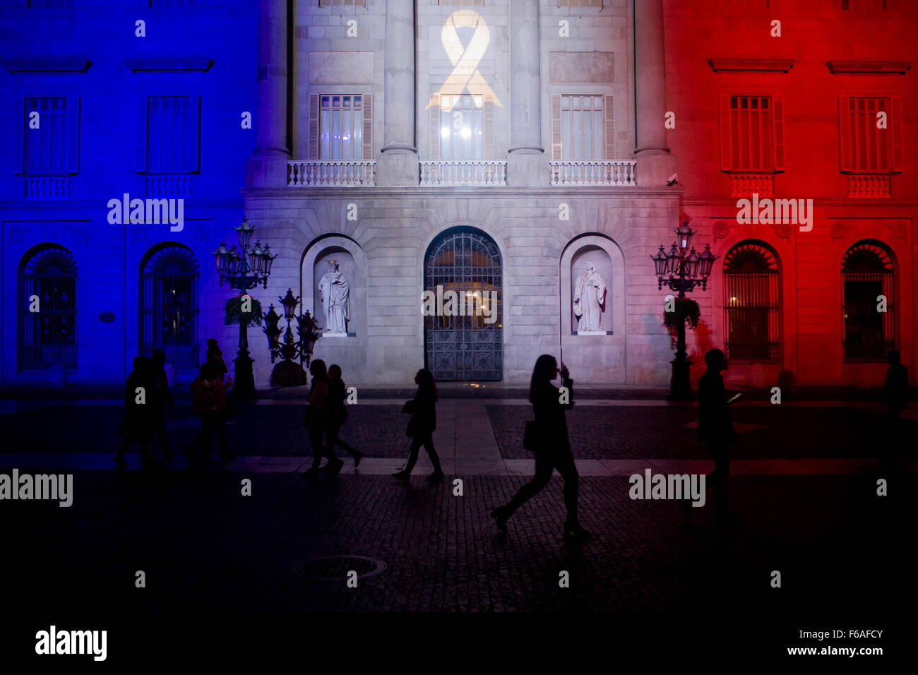 Barcelone, Catalogne, Espagne. 15 Nov, 2015. Sur ce 15 novembre, 2015, la façade de l'immeuble de la mairie de Barcelone apparaît éclairée par les couleurs du drapeau français tenue à Paris hommage aux victimes des attaques terroristes sur les 13 novembre. © Jordi Boixareu/ZUMA/Alamy Fil Live News Banque D'Images