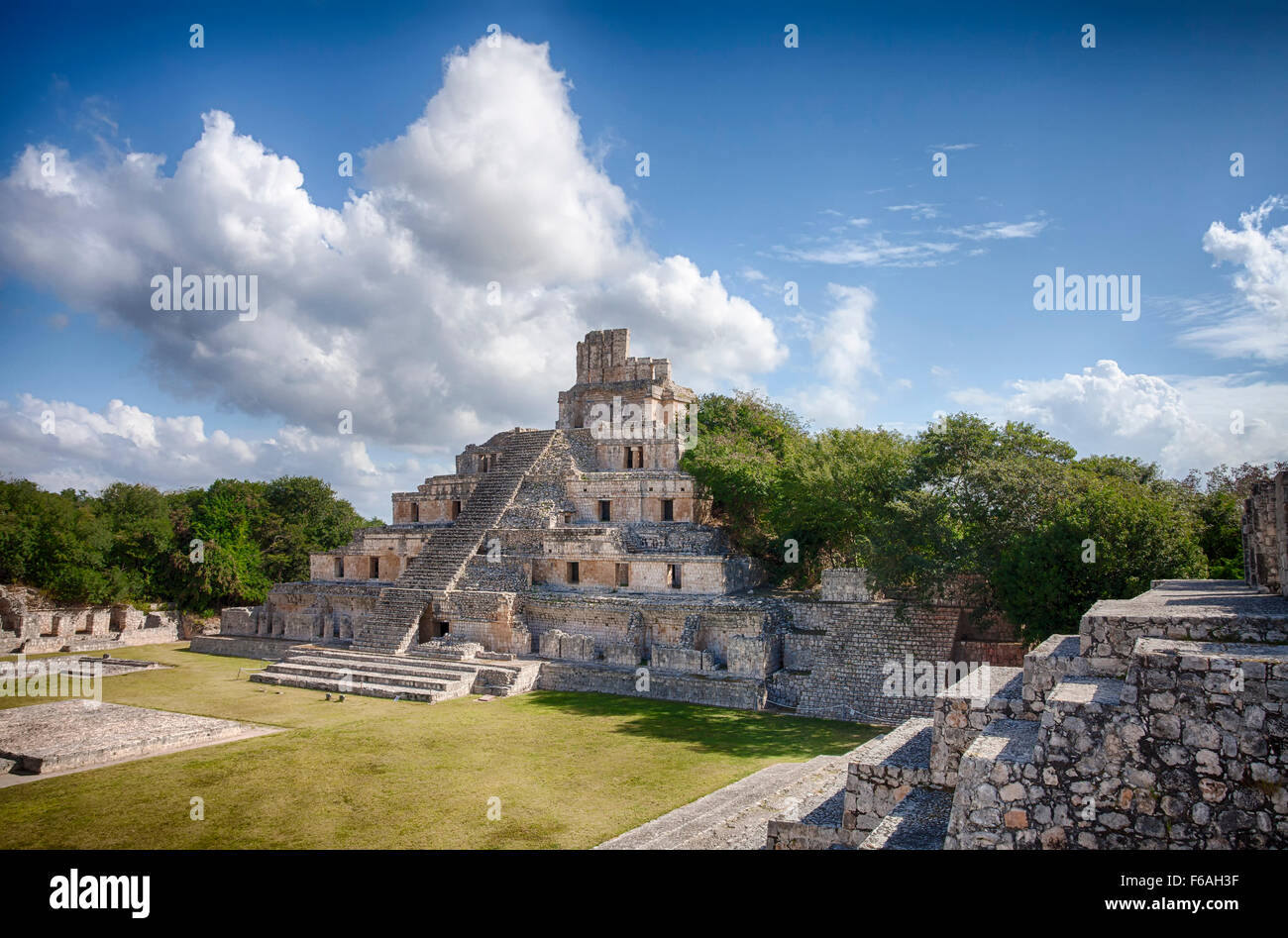 La pyramide à cinq étages les ruines Maya de Edzna, Campeche, Mexique. Banque D'Images