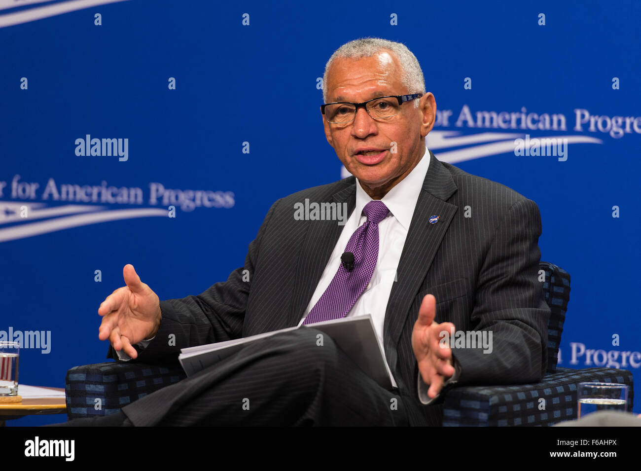 L'administrateur de la NASA Charles Bolden répond à une question du public après avoir fourni un discours-programme de l'exploration spatiale humaine : les prochaines étapes le mercredi, Octobre 28, 2015 au Center for American Progress à Washington DC. Administrator Bolden a parlé de l'avenir de l'exploration humaine dans le contexte de la nasa voyage vers Mars. Crédit photo : NASA/Aubrey Gemignani) Banque D'Images