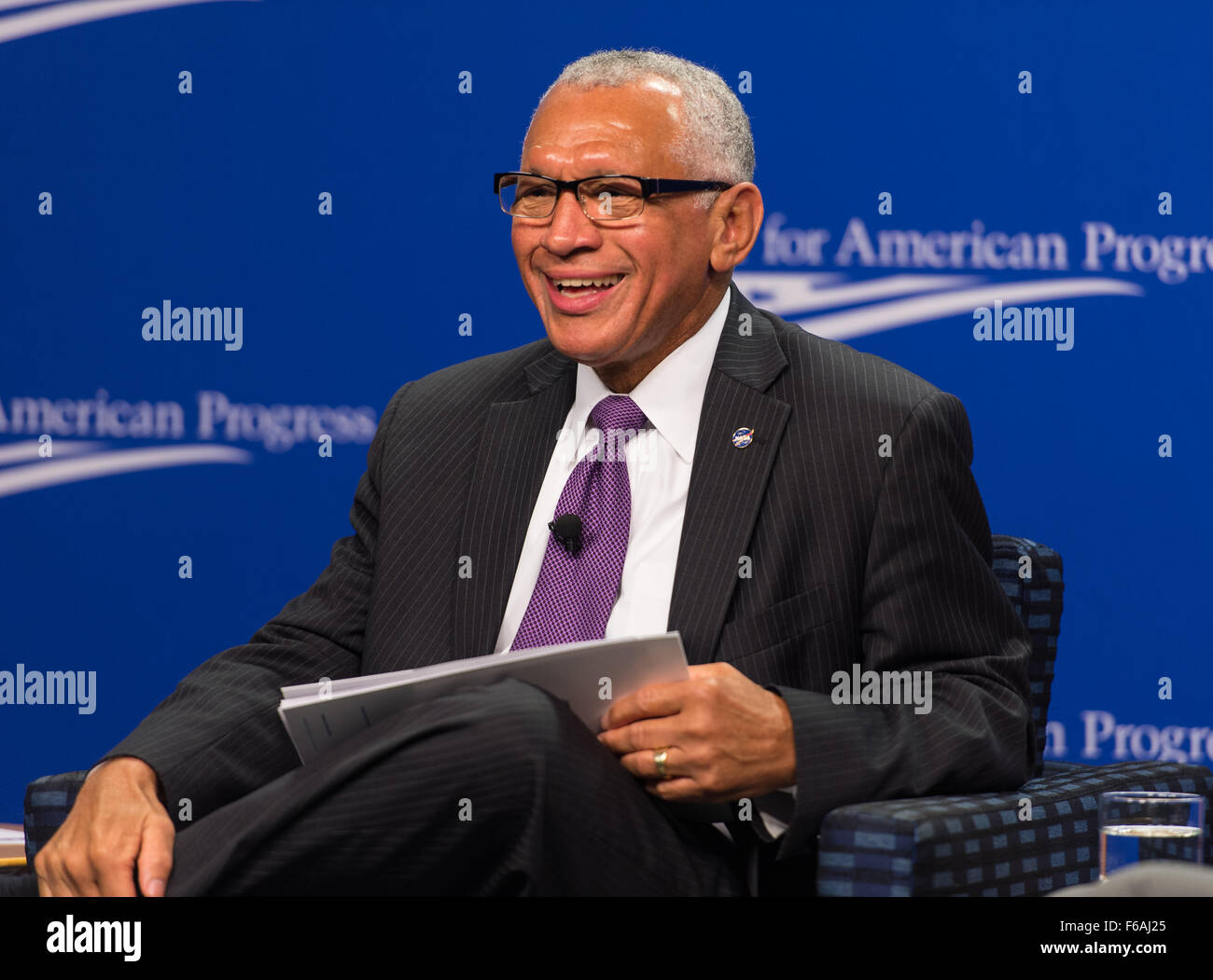 L'administrateur de la NASA Charles Bolden répond à une question du public après avoir fourni un discours-programme de l'exploration spatiale humaine : les prochaines étapes le mercredi, Octobre 28, 2015 au Center for American Progress à Washington DC. Administrator Bolden a parlé de l'avenir de l'exploration humaine dans le contexte de la nasa voyage vers Mars. Crédit photo : NASA/Aubrey Gemignani) Banque D'Images