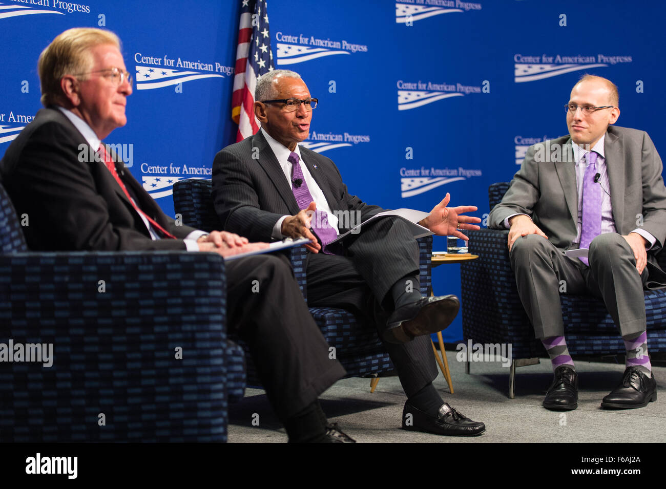 L'administrateur de la NASA Charles Bolden répond à une question du public après avoir fourni un discours-programme de l'exploration spatiale humaine : les prochaines étapes le mercredi, Octobre 28, 2015 au Center for American Progress à Washington DC. Administrator Bolden a parlé de l'avenir de l'exploration humaine dans le contexte de la nasa voyage vers Mars. Crédit photo : NASA/Aubrey Gemignani) Banque D'Images