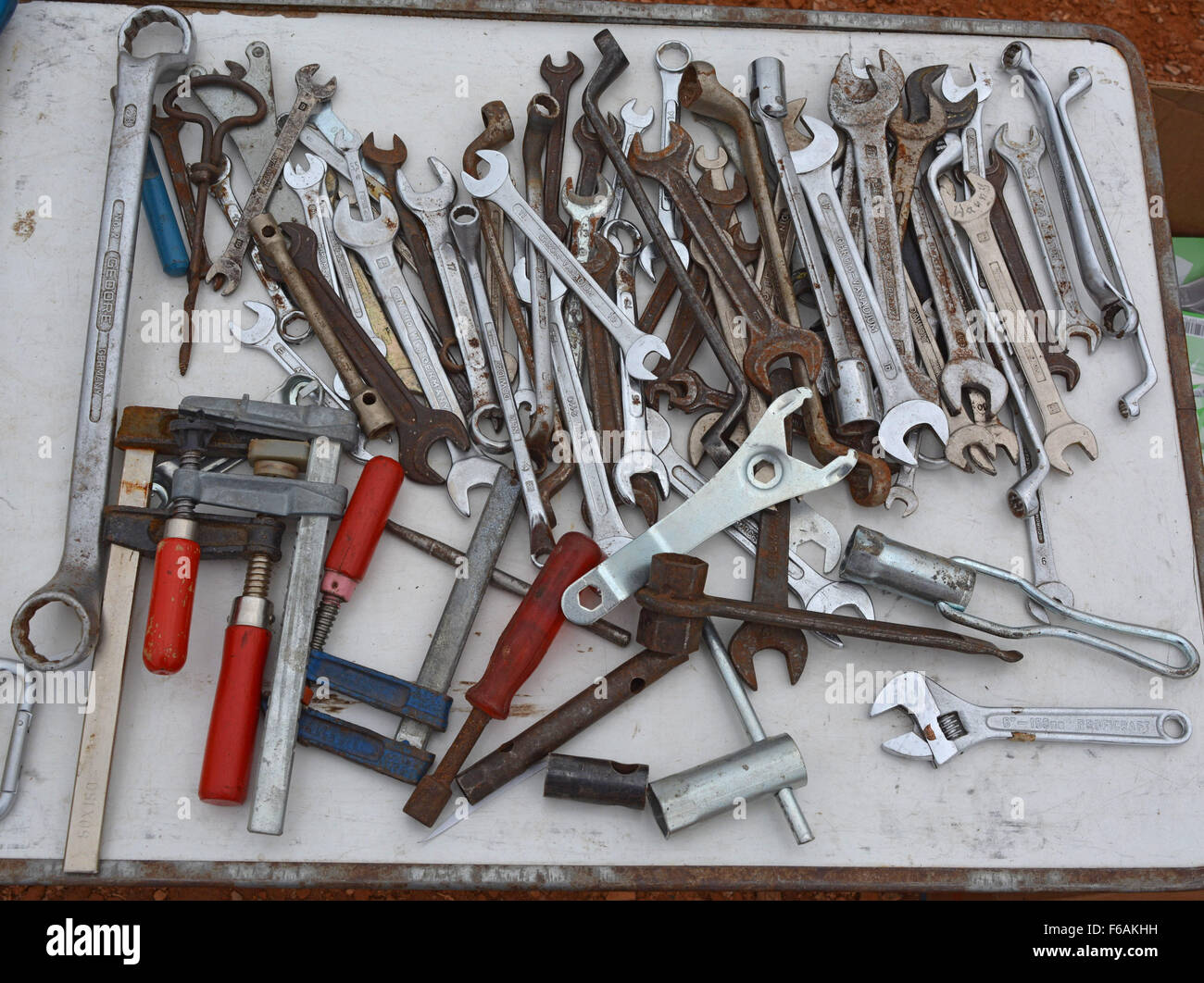 Bon nombre des anciens outils et les clés pour le marché aux puces est en attente de clients. Banque D'Images