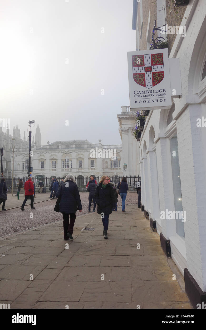 Librairie Cambridge University Press, Cambridge, Angleterre, Royaume-Uni sur un matin d'hiver brumeux, avec une partie de King's College derrière Banque D'Images