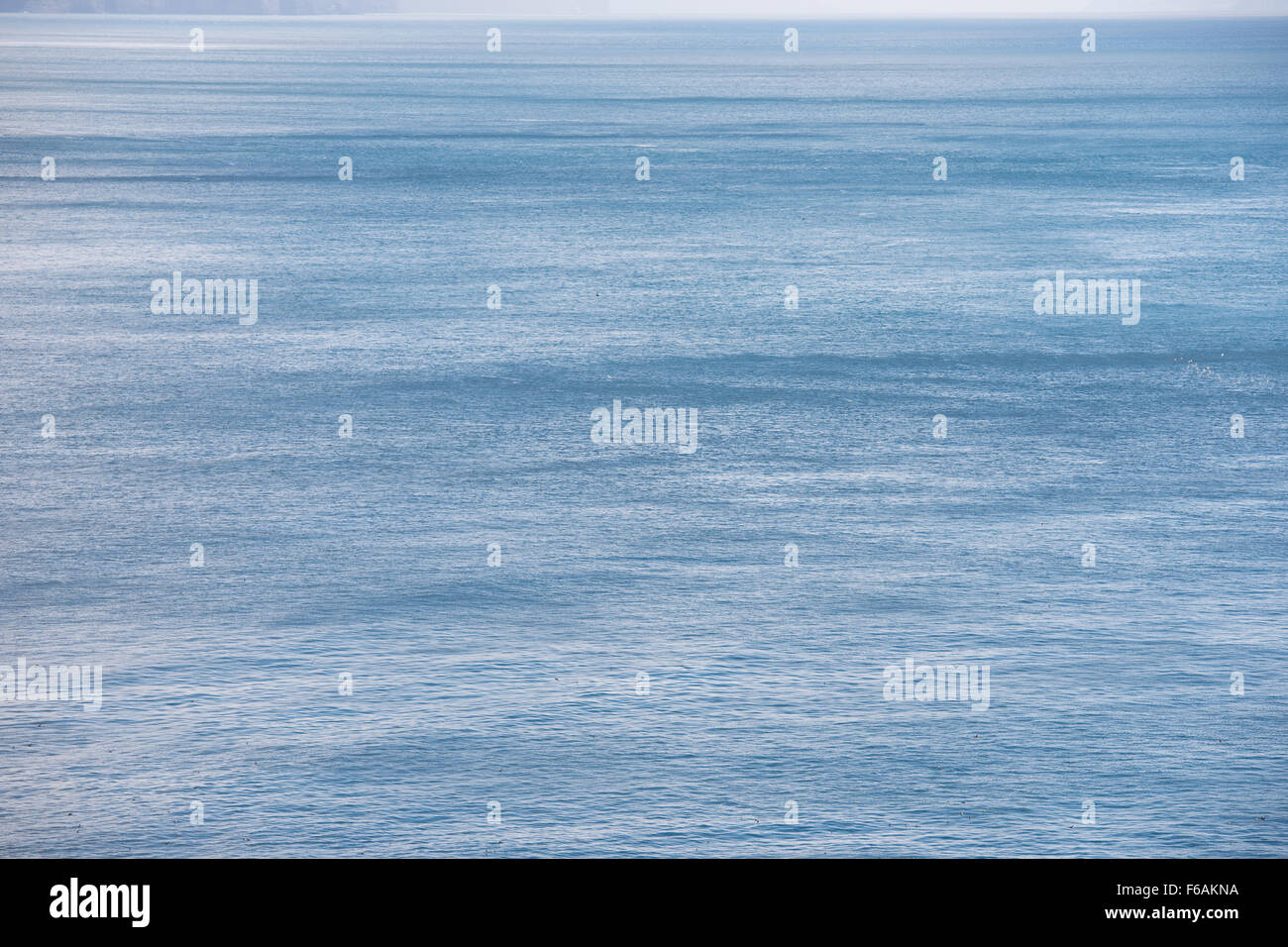 L'océan bleu avec en toile de fond de l'eau d'un bleu profond et le vent Banque D'Images