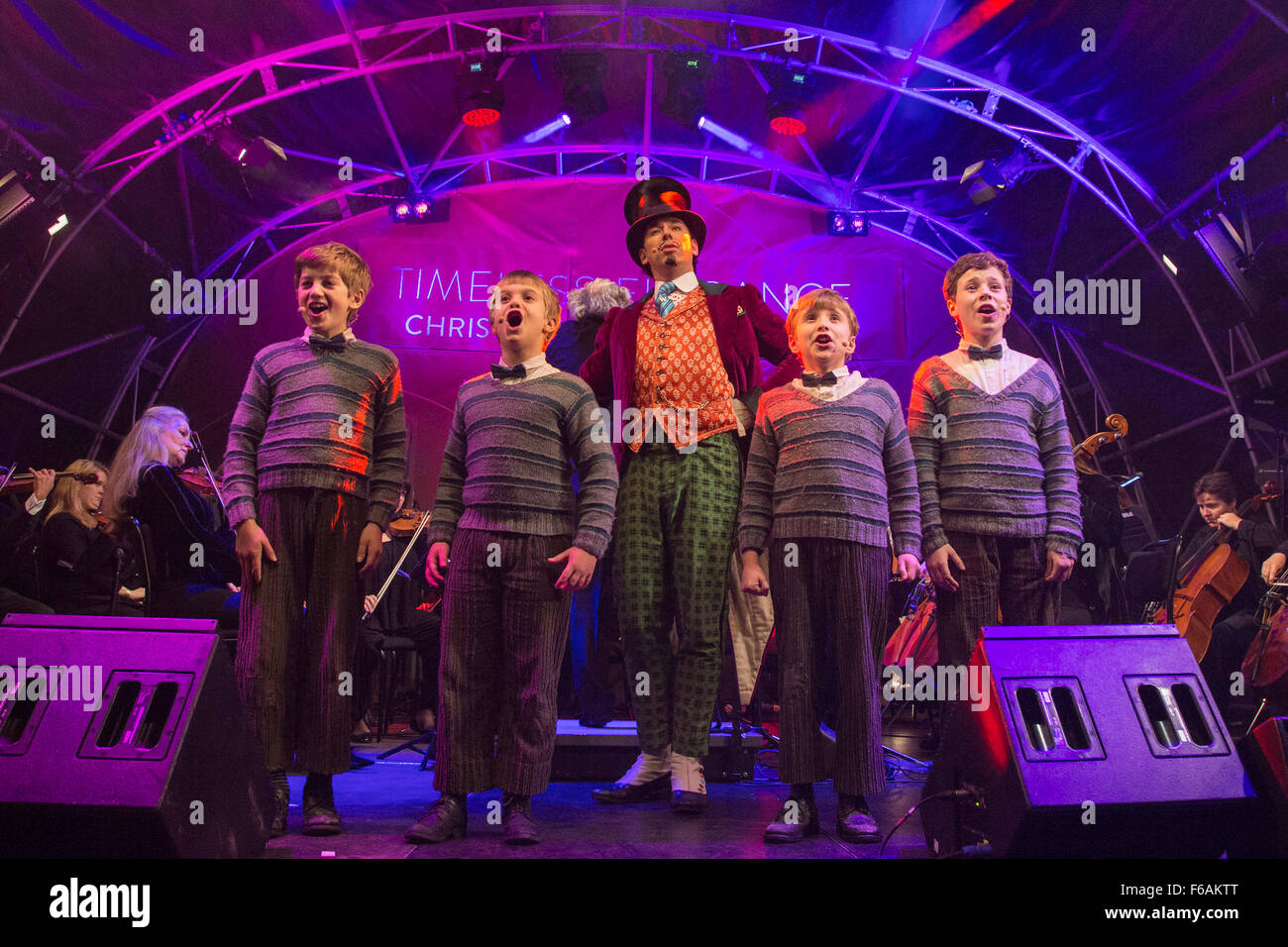 Londres, Royaume-Uni. 15 novembre 2015. Willy Wonka avec Charlies du encore de Charlie et la chocolaterie. La superstar de ballet et de Strictly Come Dancing juge Darcey Bussell allume les lumières de Noël 2015 à Regent Street. Les feux de 2015 intitulé l'élégance intemporelle sont parrainés par Jo Malone. Crédit : Images éclatantes/Alamy Live News Banque D'Images