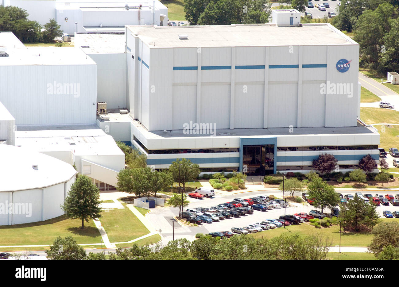 Une vue aérienne du campus du Goddard Space Flight Center de la NASA, présentant ses installations et infrastructures dédiées à la recherche spatiale et au développement technologique. Situé à Greenbelt, dans le Maryland, Goddard joue un rôle clé dans les missions et les programmes de sciences spatiales de la NASA. Banque D'Images
