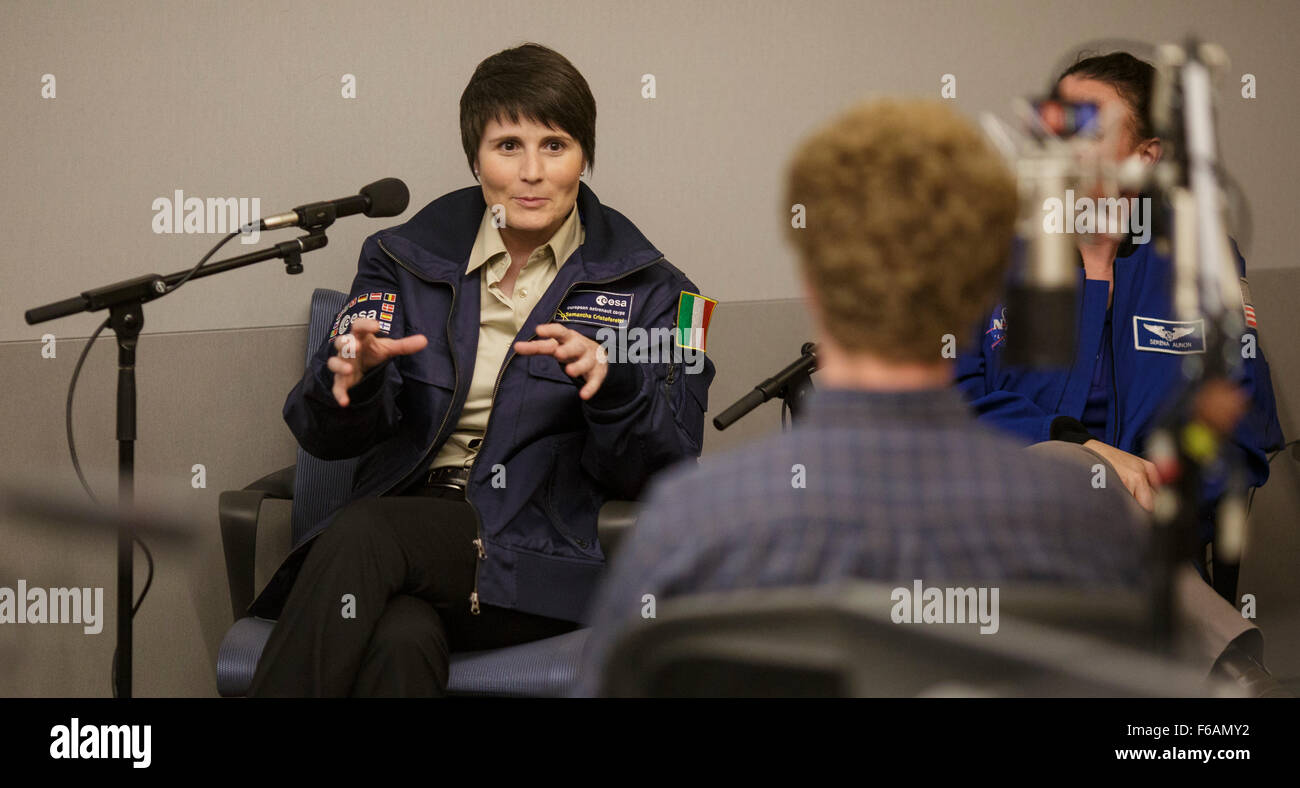 L'ESA (Agence Spatiale Européenne) Samantha Cristoforetti astronaute répond à une question au cours d'une discussion avec NPR's Adam Cole sur l'exploration spatiale et les femmes en tige sur Mardi, 15 septembre 2015 au Siège de NPR à Washington, DC. Les astronautes de la NASA Cady Coleman et Serena Auñón, l'Agence spatiale européenne (ESA) et la NASA L'astronaute Samantha Ciristoforetti Expert scientifique en chef Ellen Stofan répond aux questions pendant une entrevue sur Periscope et Snapchat. Crédit photo : NASA/Joel Kowsky) Banque D'Images