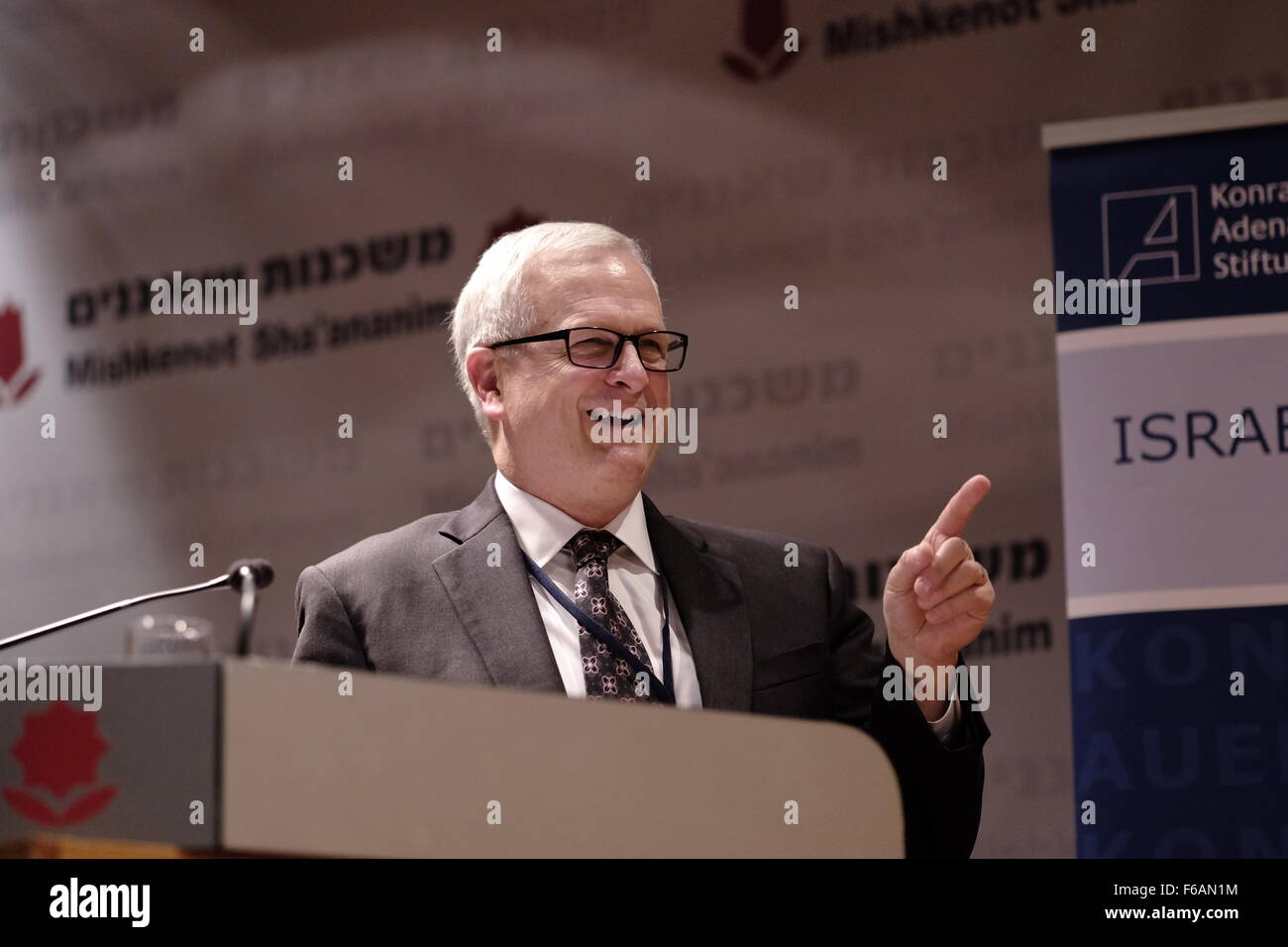 Charles Allen Conseiller juridique adjoint Affaires internationales Ministère américain de la Défense de donner un discours à la 10e édition de la Minerva / Conférence internationale de la Croix-Rouge sur le droit international à Jérusalem le 15 novembre 2015. Charles Allen est responsable de fournir des conseils juridiques sur Ministère de la planification de la défense et la conduite des opérations militaires dans la guerre contre le terrorisme et la guerre en Irak, et est l'architecte du Département de la Défense américaine récente loi de guerre manuel. Credit : Eddie Gerald/Alamy Live News Banque D'Images