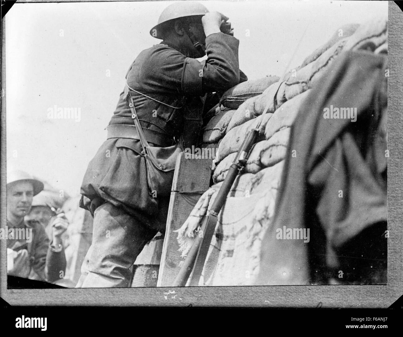 Le major-général Russell s'adresse à ses troupes pendant la première Guerre mondiale, soulignant les objectifs stratégiques et l'importance de leur service dans le conflit. Banque D'Images